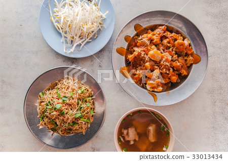 Fried noodle with pork rib soup and O jian 33013434