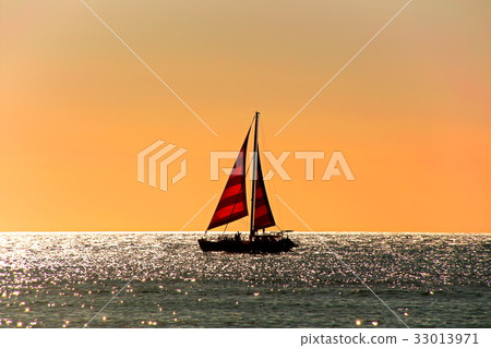 閃閃發光的大海和遊艇 閃閃發光的大海和遊艇 33013971