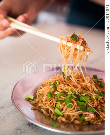 Fried noodle with pork rib soup 33014071