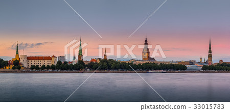 Panoramic view of Riga's old town at sunset 33015783