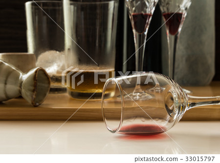 Overdrinking剩餘的酒精中毒Champon酒清酒啤酒酸 Overdrinking剩餘的酒精中毒Champon酒清酒啤酒酸 33015797