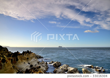 台灣 基隆 和平島公園 岩石 旅遊 郵輪 船 海 旅遊勝地 藍天 海平面 巨石 奇石 地質公園 雲彩 33016304
