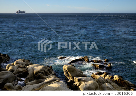 台灣 基隆 和平島公園 岩石 旅遊 郵輪 船 海 旅遊勝地 藍天 海平面 藍海 航行 地質公園 海浪 33016306