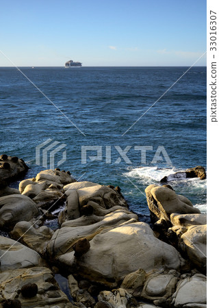 台灣 基隆 和平島公園 岩石 旅遊 郵輪 船 海 旅遊勝地 藍天 海平面 藍海 航行 地質公園 海浪 33016307