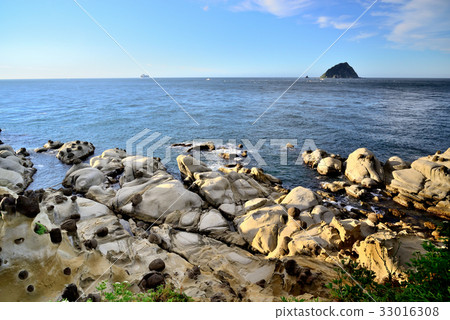 台灣 基隆嶼 基隆島 無人島 基隆 和平島公園 岩石 旅遊 雲彩 海 旅遊勝地 藍天 海平面 島嶼 33016308