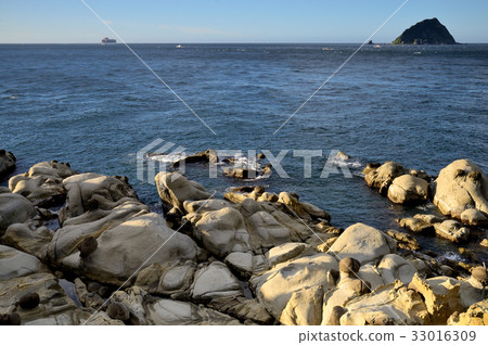 台灣 基隆嶼 基隆島 無人島 基隆 和平島公園 岩石 旅遊 海浪 海 旅遊勝地 藍天 海平面 島嶼 33016309