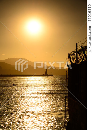 台灣 基隆 海 太陽 夕陽 天空 山巒 北台灣 和平島公園 船 風景 山 波光 日落 牆 圍牆 暮色 台灣 基隆 海 太陽 夕陽 天空 山巒 北台灣 和平島公園 船 風景 山 波光 日落 牆 圍牆 暮色 33016310