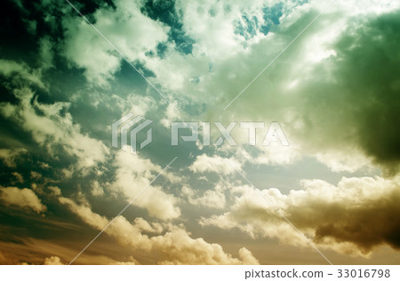 Fog and clouds in the evening sky 33016798