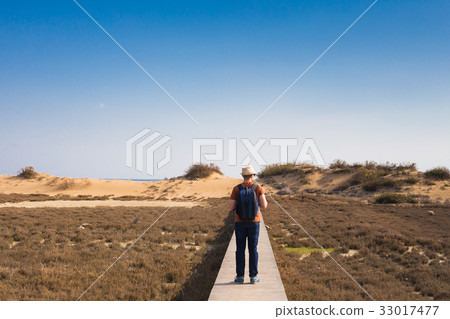 Outdoors lifestyle image of travelling man back 33017477