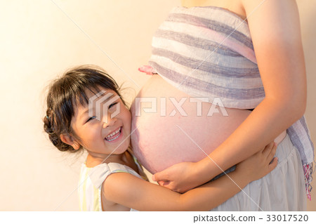 Daughter and maternity photo 33017520