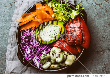 Budha bowl. Raw vegetables with beans, grilled 33019350