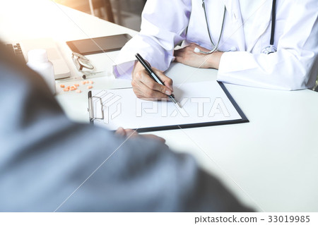 Healthcare and Medical concept, patient listening 33019985