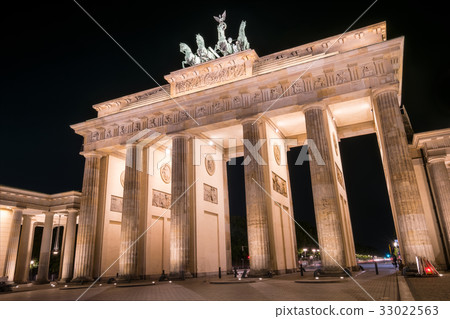 Berlin Brandenburger Tor at night Brandenburg Gate Berlin Brandenburger Tor at night Brandenburg Gate 33022563