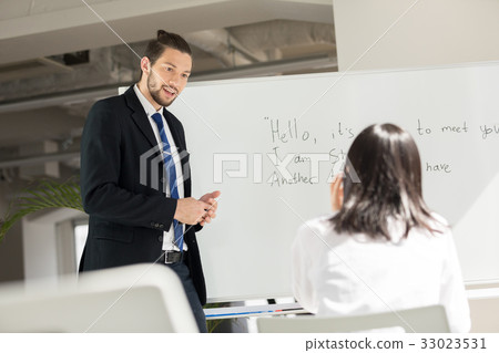 外語教師和英語會話學校的學生 33023531