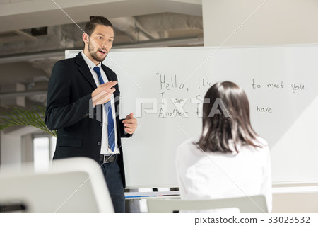 外語教師和英語會話學校的學生 33023532