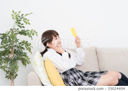 看起來鏡子的高中女孩在客廳 看起來鏡子的高中女孩在客廳 33024404