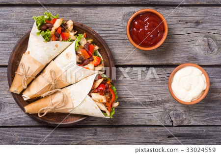 圖庫照片: mexican burrito with chicken