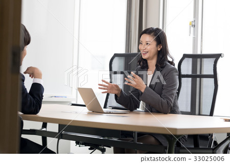 Businesswoman under discussion 33025006