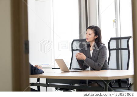 Businesswoman under discussion 33025008