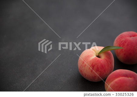 國內桃子樺樹黑色背景 國內桃子樺樹黑色背景 33025326