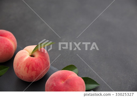 國內桃子樺樹黑色背景 33025327