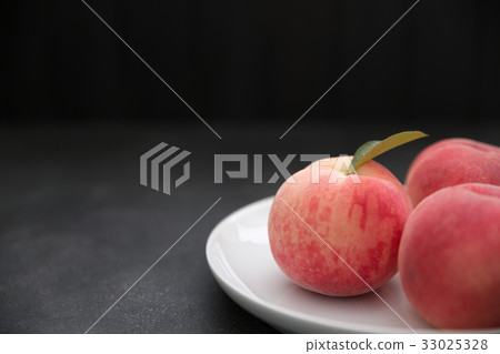 國內桃子樺樹黑色背景 33025328