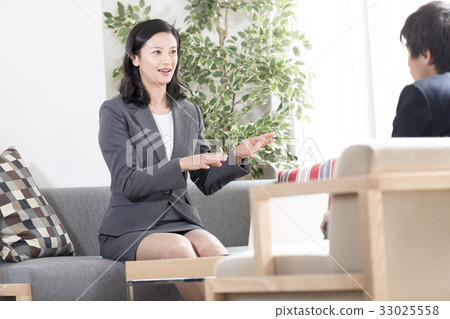 Businesswoman under discussion 33025558