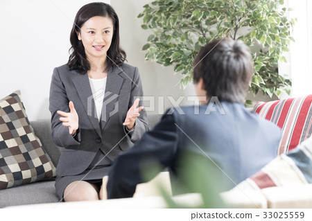 Businesswoman under discussion 33025559