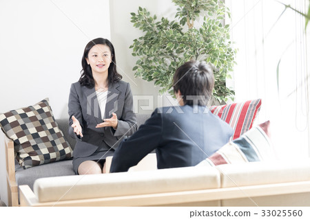 Businesswoman under discussion 33025560