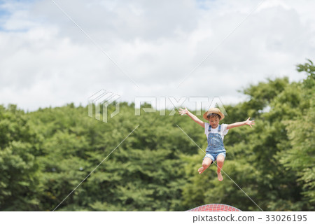 在蹦床上玩的女孩 在蹦床上玩的女孩 33026195