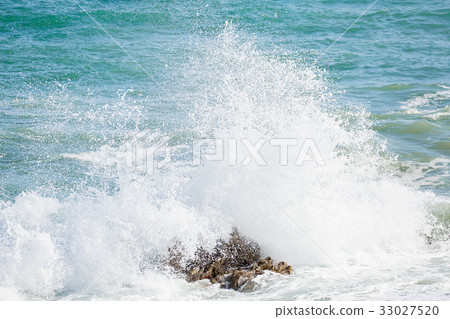 搖搖欲墜的浪潮 33027520