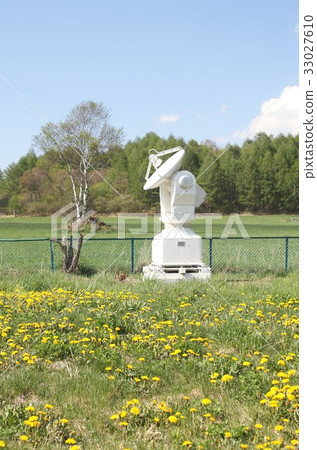 Solar observation antenna of radio observatory installed in spring on the Nobeyama plateau in Nagano Prefecture where yellow flowers of dandelion bloom Solar observation antenna of radio observatory installed in spring on the Nobeyama plateau in Nagano Prefecture where yellow flowers of dandelion bloom 33027610
