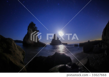 The moon that sinks to the Minami-Mutani coast Sparrow island 33027668