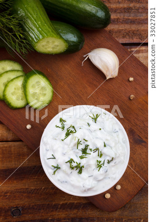 Tzatziki dip and ingredients 33027851