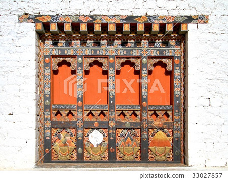 Traditional Bhutanese style building in Paro Traditional Bhutanese style building in Paro 33027857