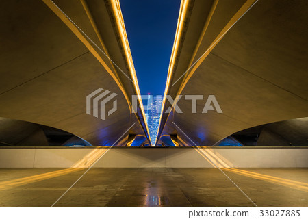Perspective of the bridge with urban background Perspective of the bridge with urban background 33027885