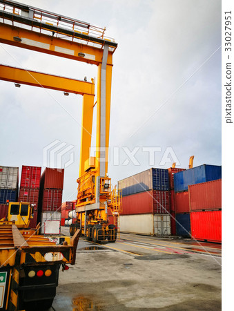 Rubber Tried Gantry Cranes (RTG) Rubber Tried Gantry Cranes (RTG) 33027951