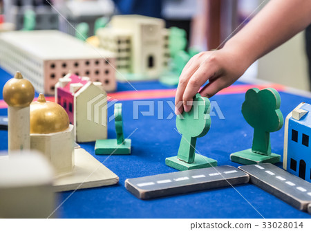 Playing game for Real Estate, learn and education Playing game for Real Estate, learn and education 33028014