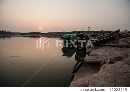 Longtail boat, Berth at sand Grand Canyon Longtail boat, Berth at sand Grand Canyon 33028339