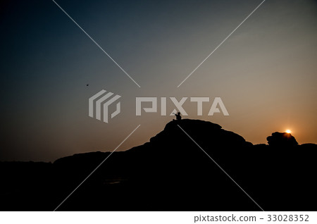 Photographer silhouette 33028352