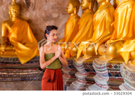 Thai girls in thai traditional costume praying  33029304