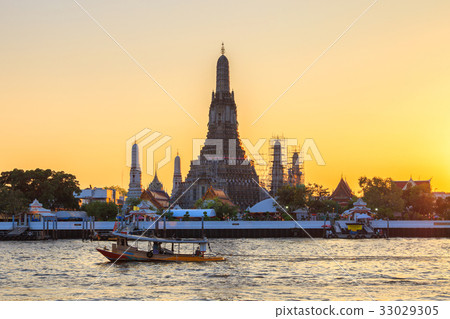 Wat arun in sunset time, Bangkok, Thailand 33029305