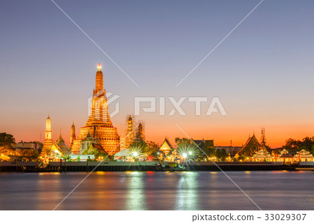 Wat arun in sunset time, Bangkok, Thailand 33029307