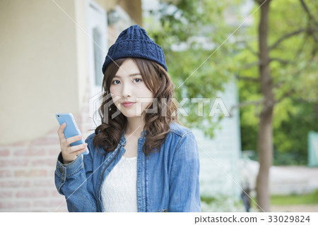 觀看智能手機的婦女 33029824
