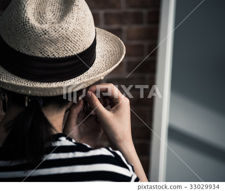 A hat 33029934