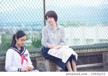 屋頂學生和老師 33030231