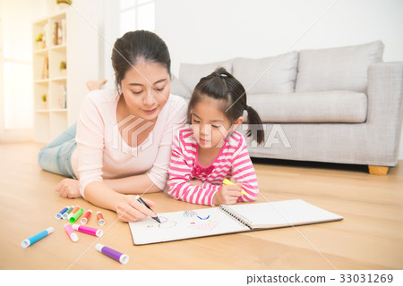 Mother and daughter are enjoy drawing Mother and daughter are enjoy drawing 33031269