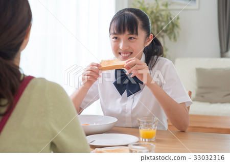 Breakfast image Junior high school student and mother Breakfast image Junior high school student and mother 33032316