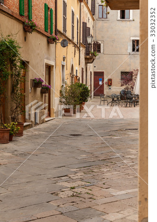 The streets of the old Italian city of Pienza 33032352