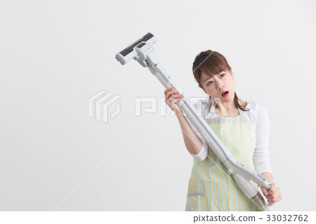 Woman in white apron · White back 33032762